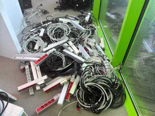 Różne listwy zasilające z wyłącznikiem