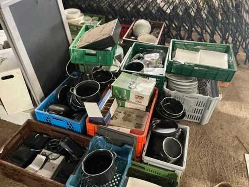 Grande quantité de vaisselle et de verrerie