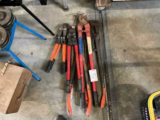 Batch of steel wire ropes tensioning tools