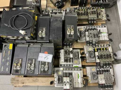 Vari dispositivi elettrici/pneumatici/pezzi di ricambio