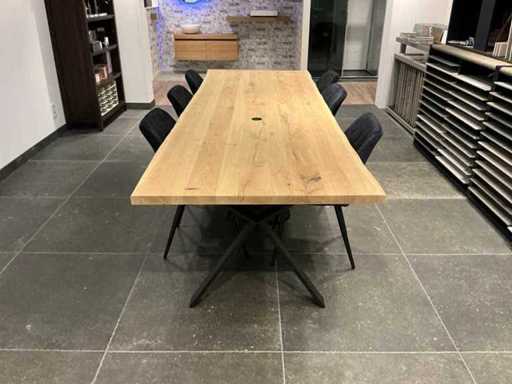 Stół konferencyjny z krzesłami o wymiarach 300 x 100 x 76 cm