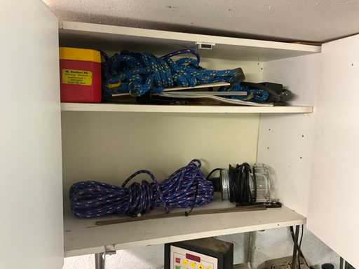 Werkplaats wandkast met inhoud