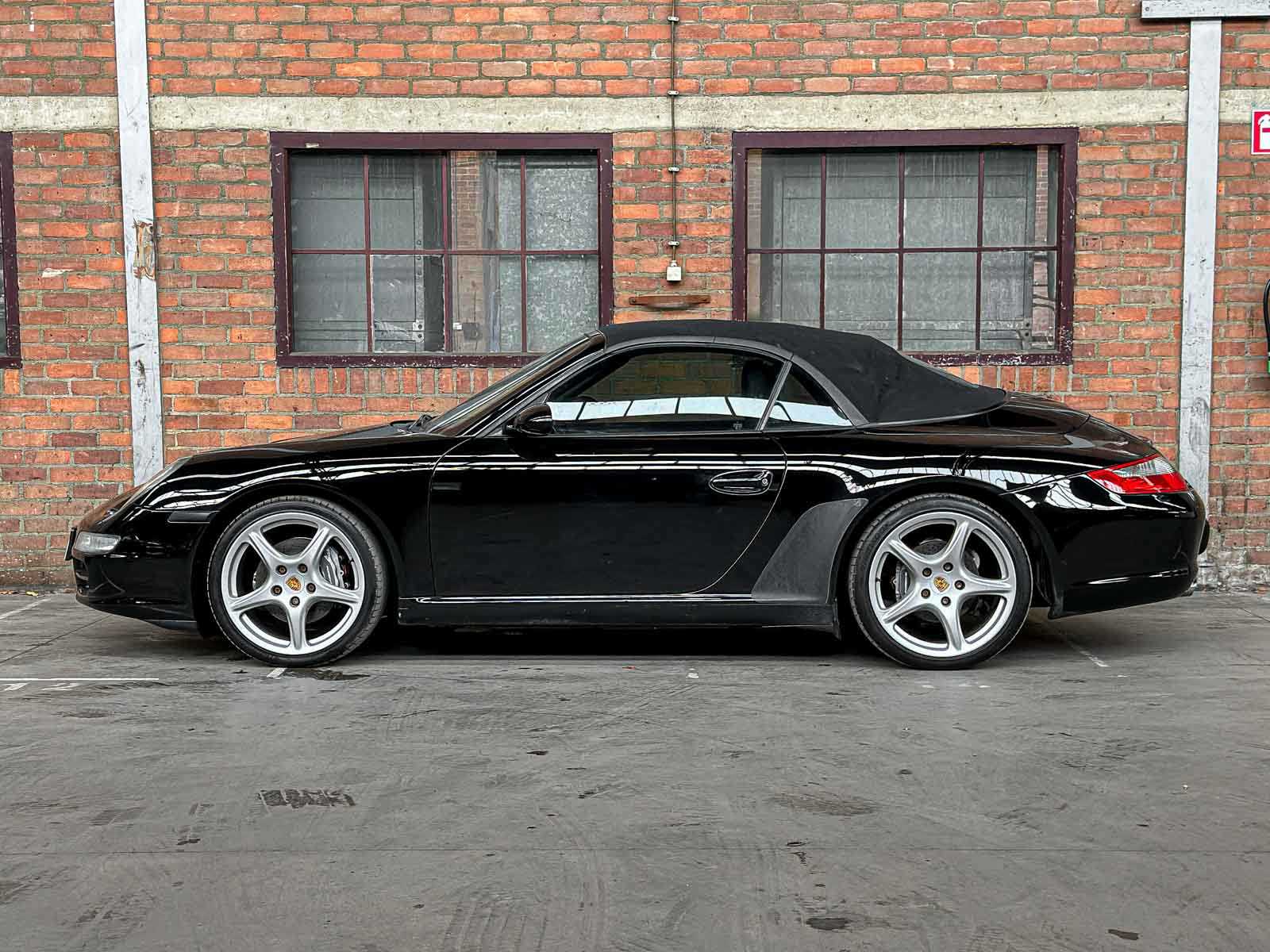 Porsche 911 Carrera Cabriolet 997 3.6 325pk 2005 handgeschakeld -Youngtimer-