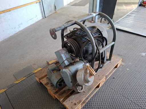 Pallet met elektromotoren en elektrische kettingtakel