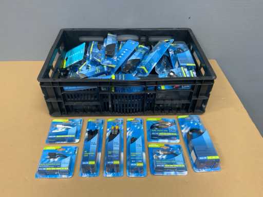 Caisse avec divers câbles