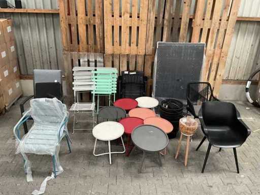Verschiedene Tische und Stühle – Campingstühle und -tische (28x)