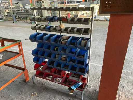 Behälterregal mit Inhalten