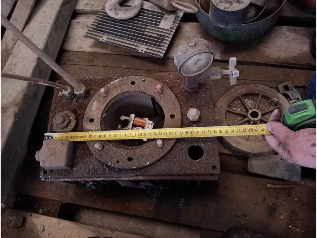 2 pcs hydraulic power unit partially disassembled