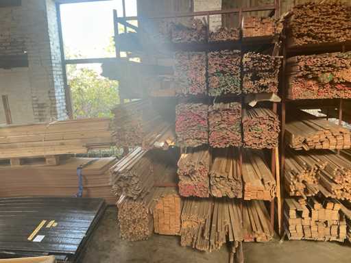 Lot de lattes de bois en position