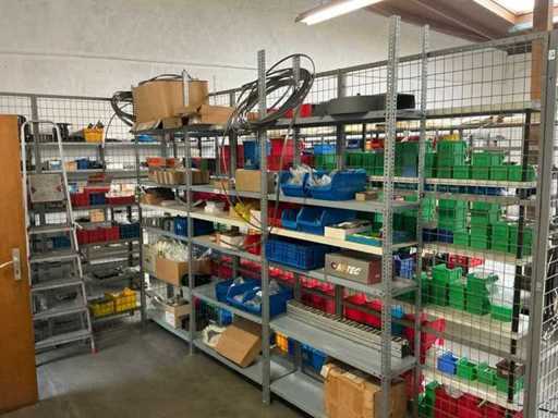 Półka SSI Schaefer z 4 częściami z łańcuchami energetycznymi i częściami maszynowymi