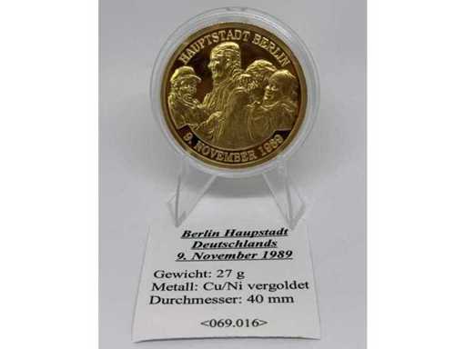 Cuivre plaqué or avec impression couleur – Médaille commémorative de la Division et de la Chute du Mur, diamètre de 40 mm.