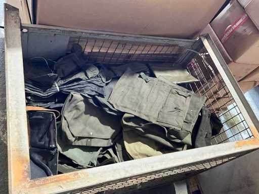 Mélange de sacs militaires, bâches, casques intérieurs