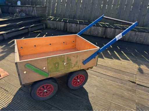 Bolderkar met deurtje en bankjes