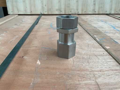 Bulkhead Fitting 28L RP 1 VA (38x)