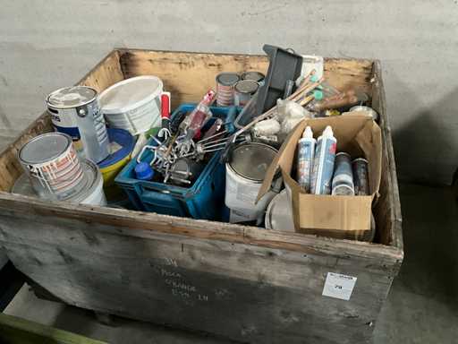 Un lot de vopsele și pensule