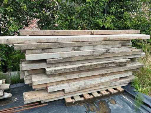 Diverses demoiselles et construction en planches