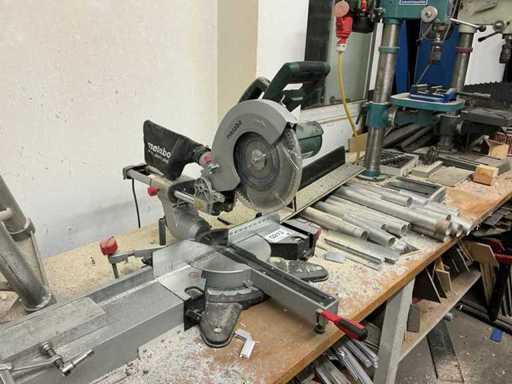 Ferăstrăul Metabo KGS254M cu tăietură transversală