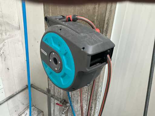 Enrouleur mural pour tuyau d’eau GARDENA