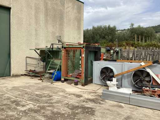 Diverse Materialien und Maschinen Außenbereich