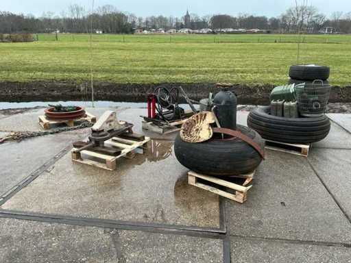 Grundstück mit Reifen, Weidelöffel, Holzspalter, Stelzenhaken, PTO-Vakuumpumpe und Drehringen