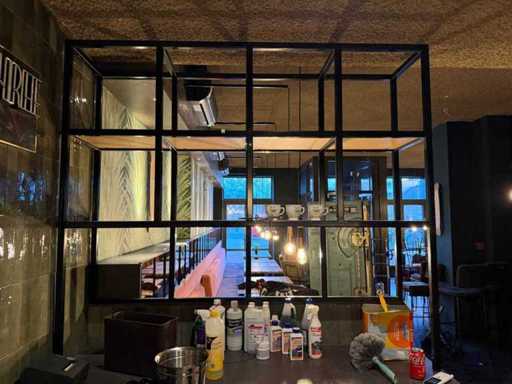Armoire en verre de bar