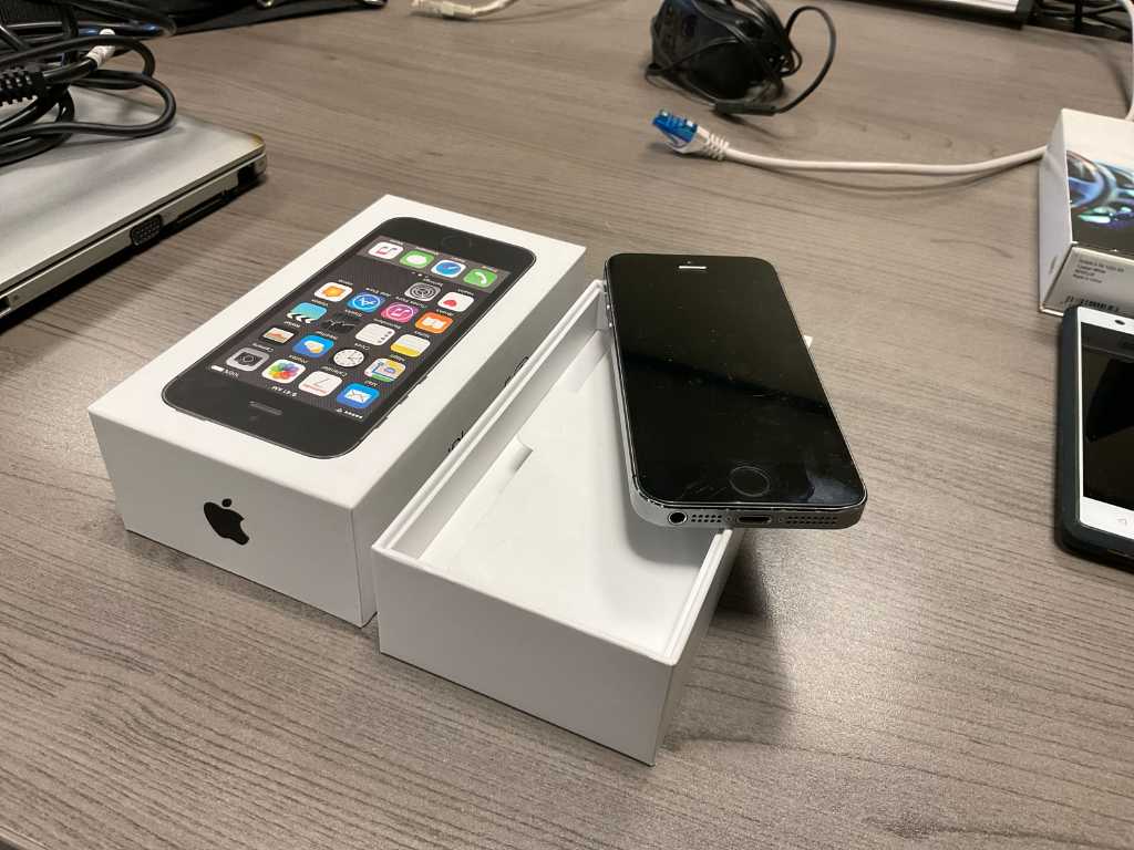 Smartfon Apple iPhone 5SE (A1457)