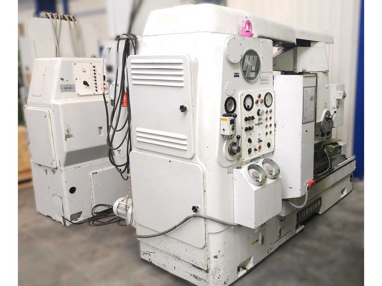 LIEBHERR L 900 Gear hobbing machine – vertical