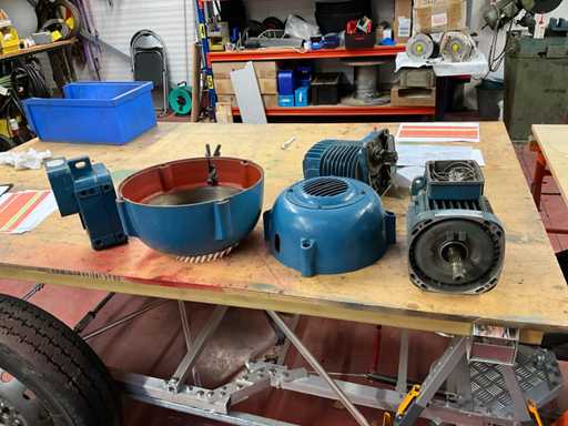 DeMag divers lot met een motor, katrijmotorreduktie, remdeksels…