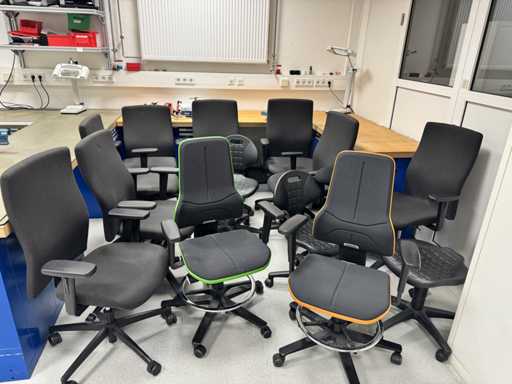   Bureau de poste + chaises d’atelier