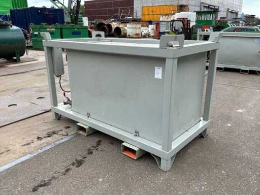 Liquid tank with pump