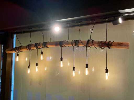 Trunchiul de copac cu lampă suspendată