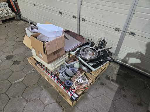 Fournée de fournitures de cuisine diverses