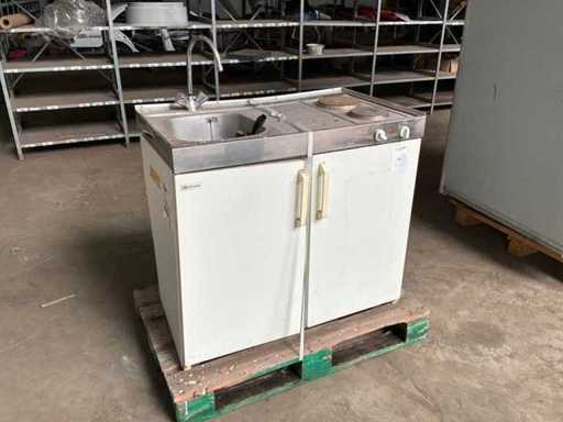 Évier avec double plaque et réfrigérateur