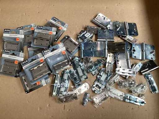 Verschiedene Scharniere und Schlösser