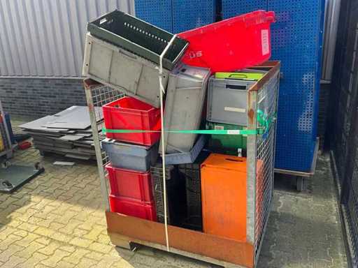 Charge von Lagerbehältern und Kisten