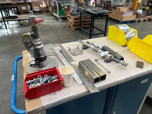 Pneumatische testopstelling onderdelen met ventielen, cilinder en montagemateriaal