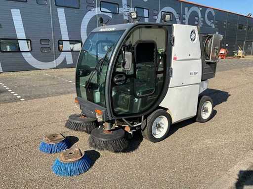 Hydrostatyczny zamiatnik RS500 z 2006 roku