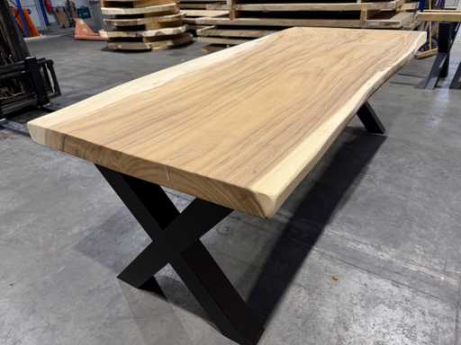 Suar boomstamtafel 240 cm.