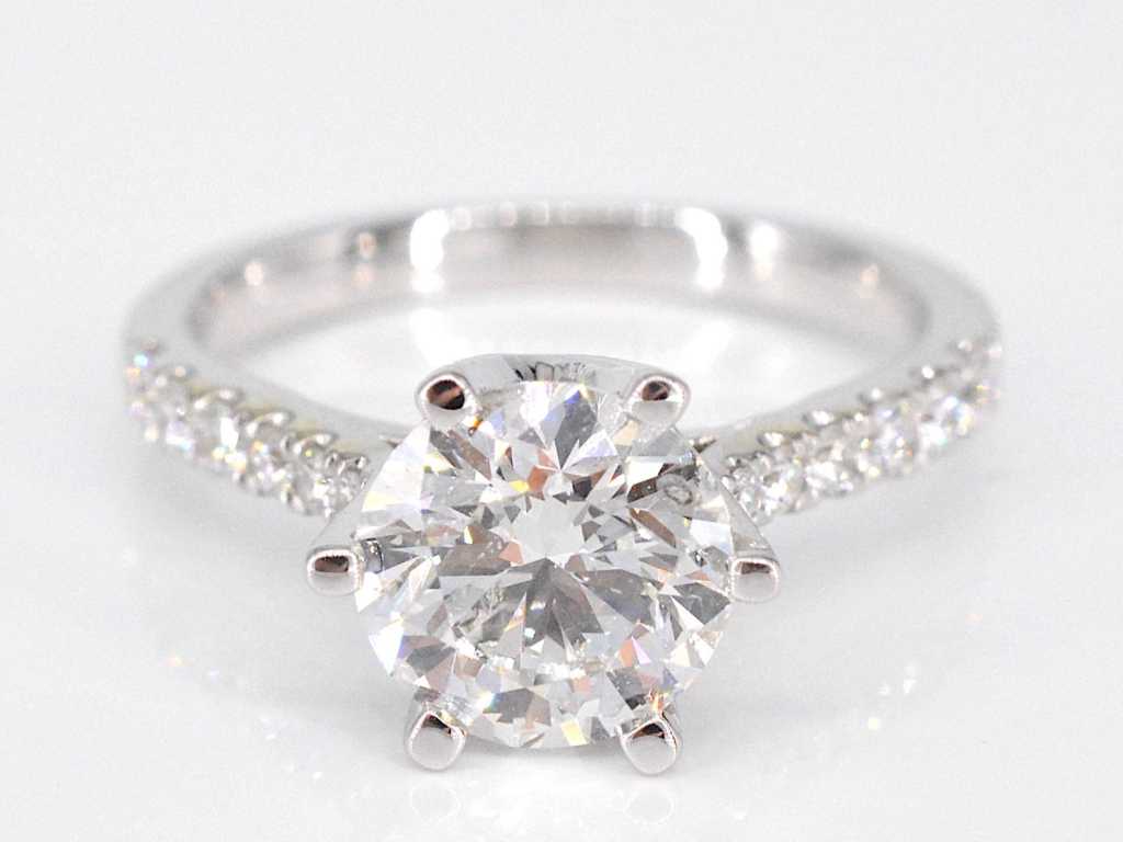 White gold ring with a diamond of 1.00 carat
