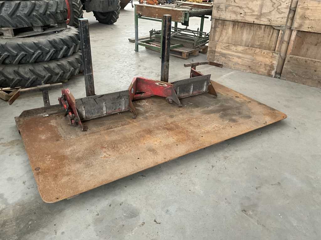 Spout harvester and floor plate