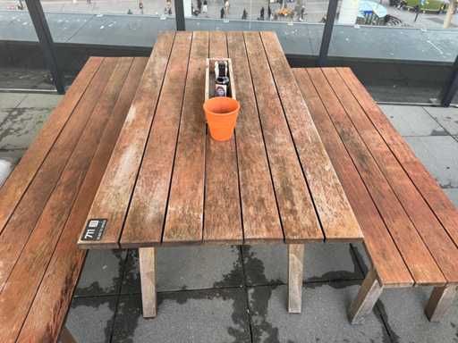 Cabines - Table en terrasse en bois