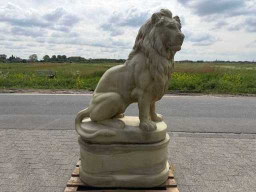 Lion sur piédestal de 1,82 mètre de haut