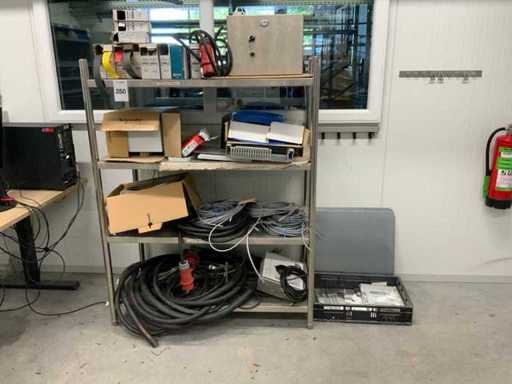 Divers matériaux d’installation dans des supports à étagères en acier inoxydable