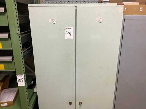 Schrank mit Inhalt