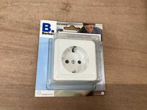 Presa Berker unidirezionale, montata in superficie, messa a terra, polar white (22x)