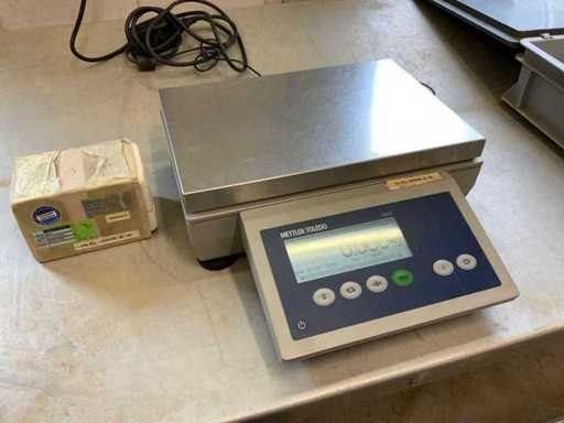 Mettler Toledo ICS425D-15LA/f Digital Scale including calibration weight