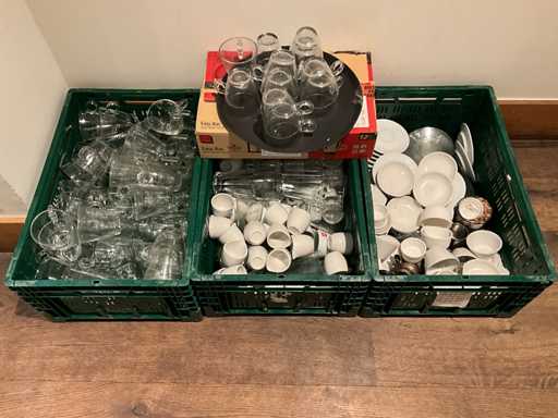 Partij servies en glaswerk voor warme dranken