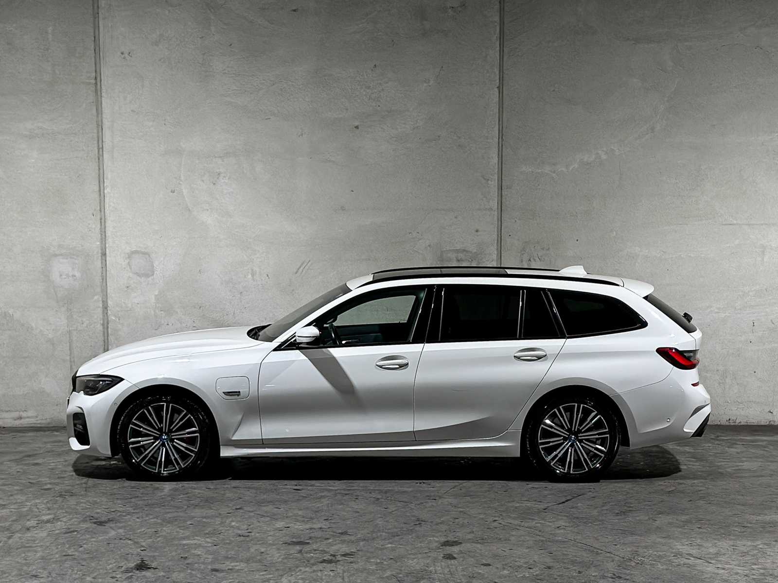 BMW 320e Touring Business Edition Plus M-Sport 204pk 2022 (Origineel-NL + 1e Eigenaar) 3-Serie, P-991-JH