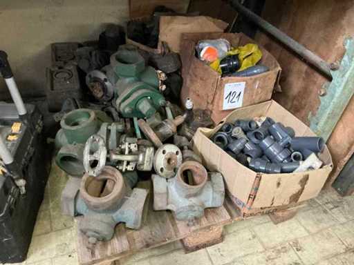 Stock d’accessoires, de pièces détachées et de stocks d’entrepôt