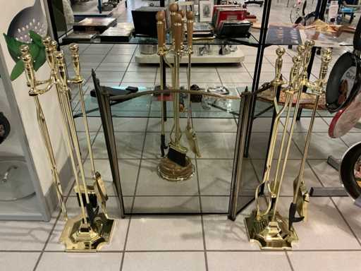 Fireplace accessories (4x) including fireplace sets and anti-splash screen